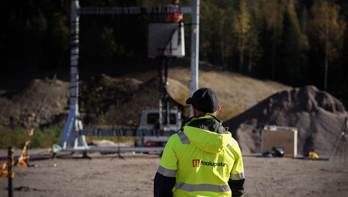 Paalupisteen työntekijä seuraa testikehikon verkkoa